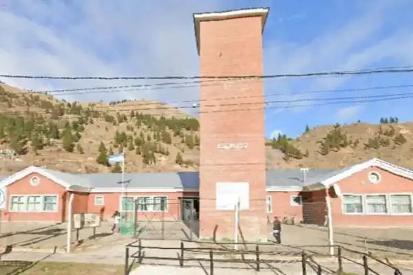 Amenaza de muerte en una escuela: una profesora encontró un escalofriante mensaje en el baño