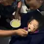 Nepal: rescataron con vida a una niña de seis años, que estuvo 60 horas atrapada entre los escombros