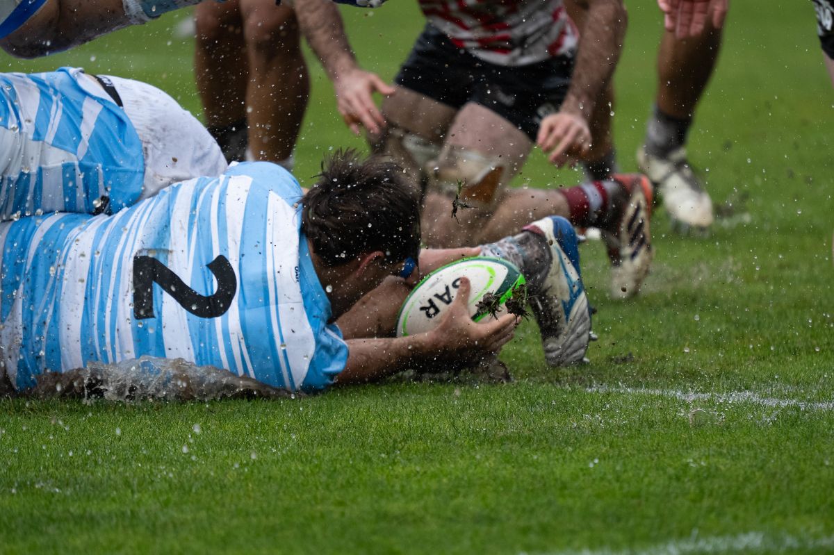 HÚMEDO. El campo de juego estuvo complicado, pero Argentina XV supo dominar la adversidad.