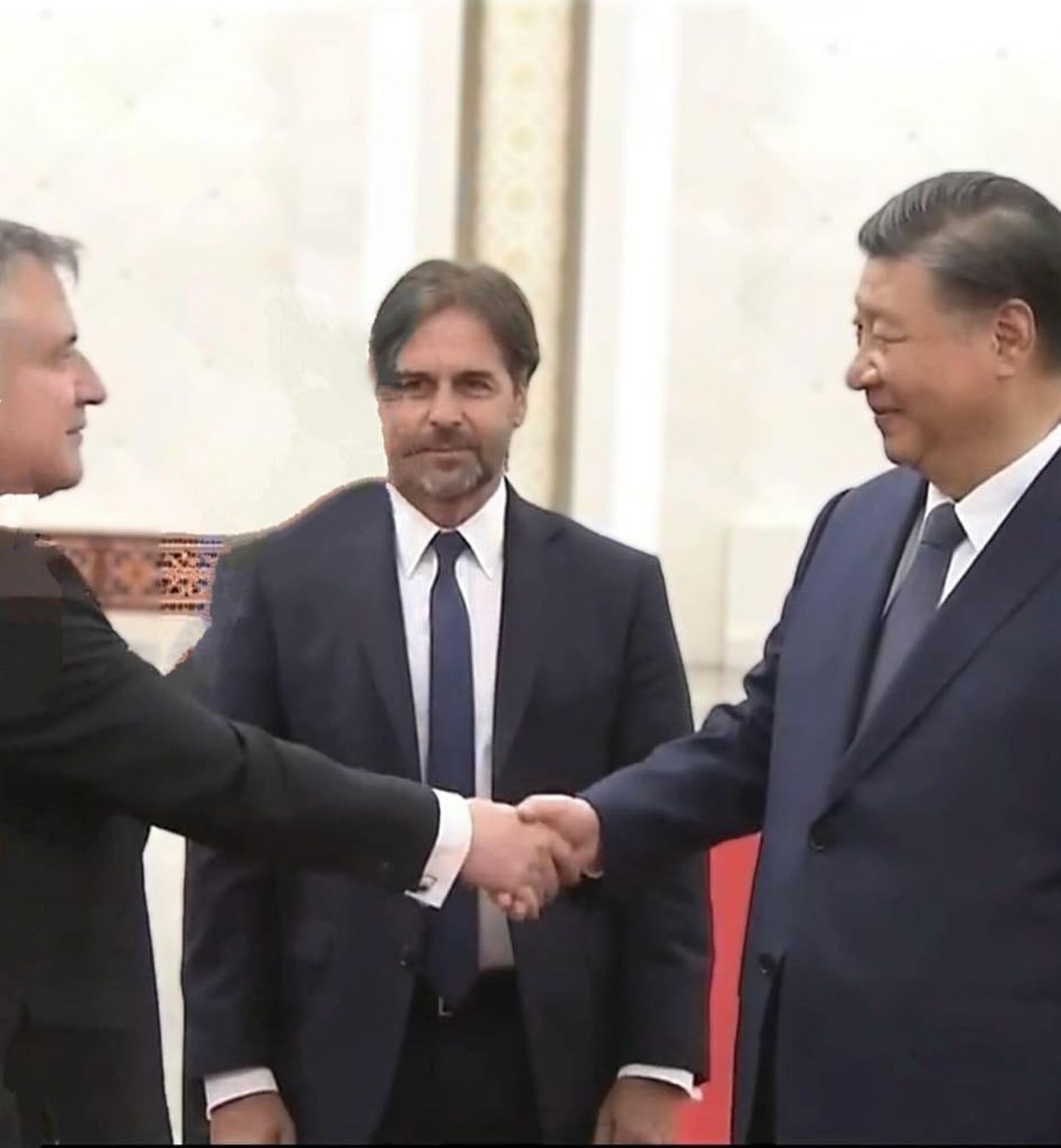 CON XI JINPING. Paganini, junto a  Luis Lacalle Pou, saluda al líder chino.