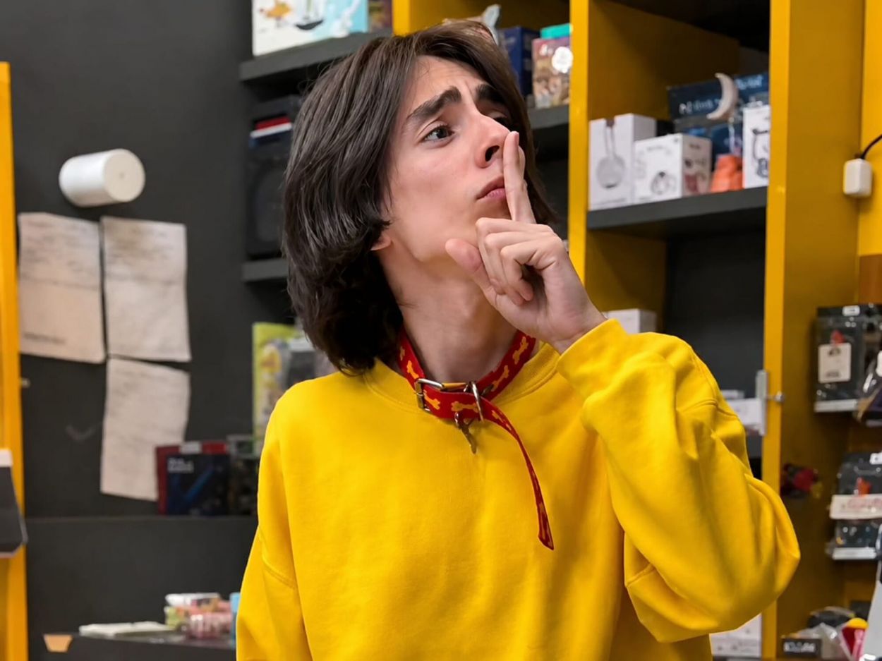“SHHH”, EN SILENCIO. El Kakas posa con el dedo sobre los labios, uno de los gestos con los que juega en las batallas y refuerza su estilo.