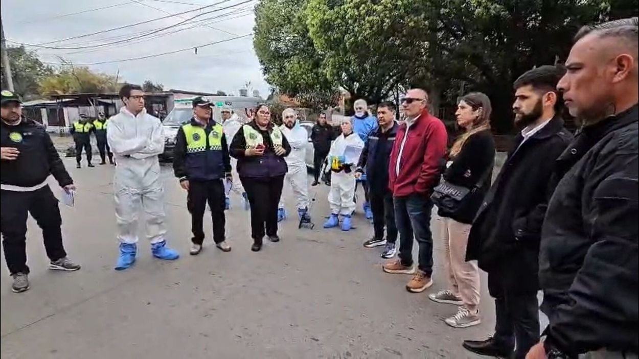 PERICIAS. El equipo del ECIF y el fiscal Carlos Sale en el lugar.