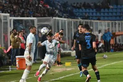 Atlético Tucumán estrenó nueva piel, pero todavía no logra crecer en el Monumental