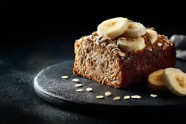 Tarta de avena y banana sin horno ni harina: la receta ideal para sumar masa muscular