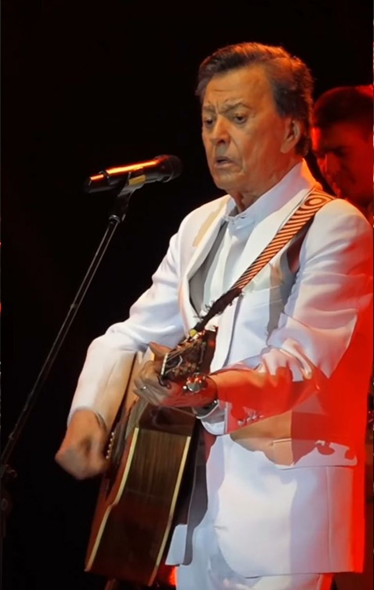 CON LA GUITARRA. 