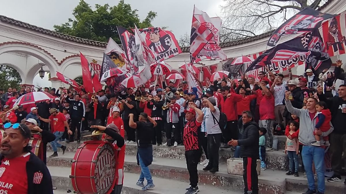 CONCURRIDO. El encuentro contó con centenares de hinchas que colmaron el piletón.
