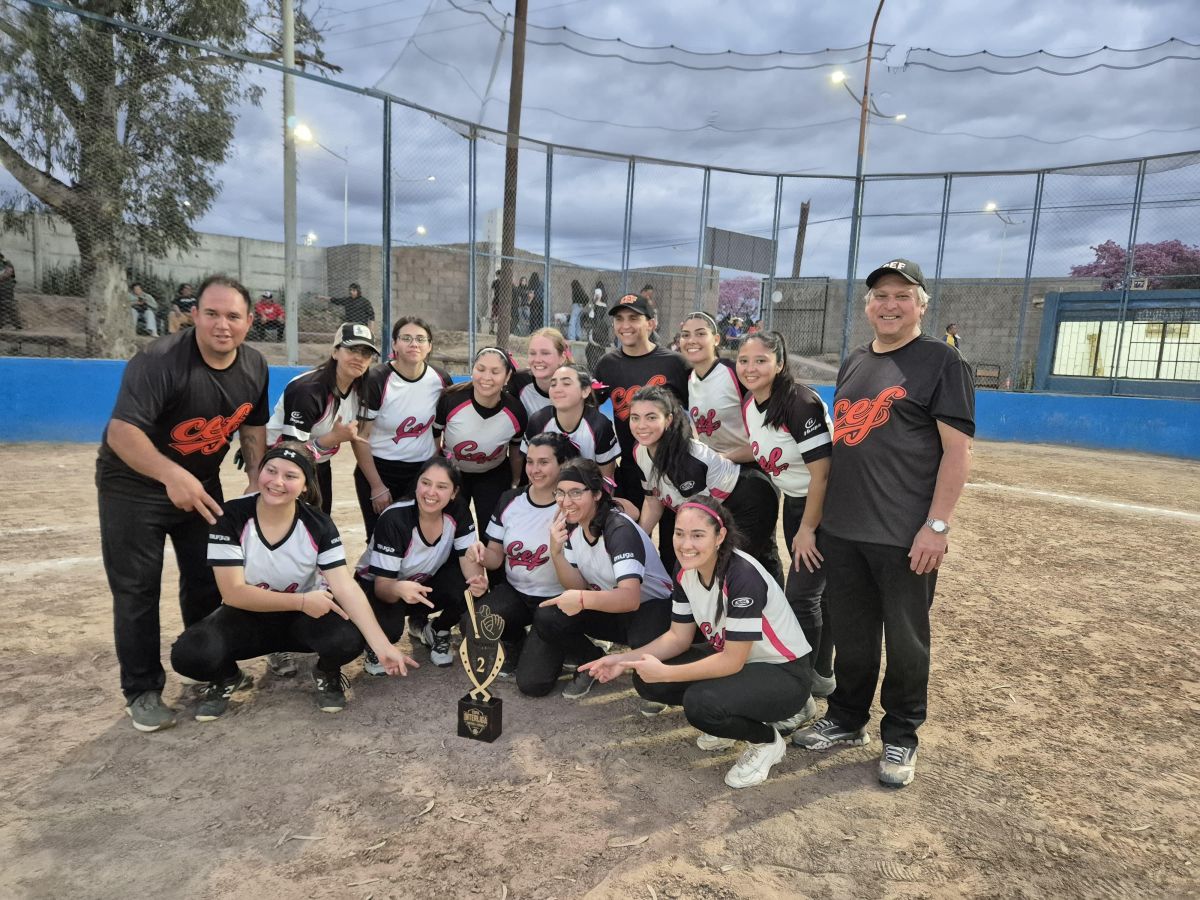 SUBCAMPEONAS. Las integrantes del plantel del CEF 18 posan con su trofeo.