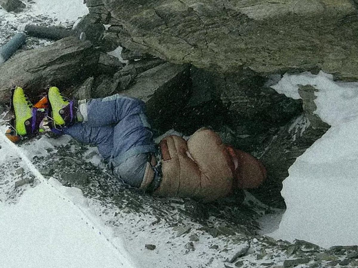 Lleva 30 años congelado a 8.500 metros en el Everest: ahora rescatarán el cuerpo de “Botas Verdes”
