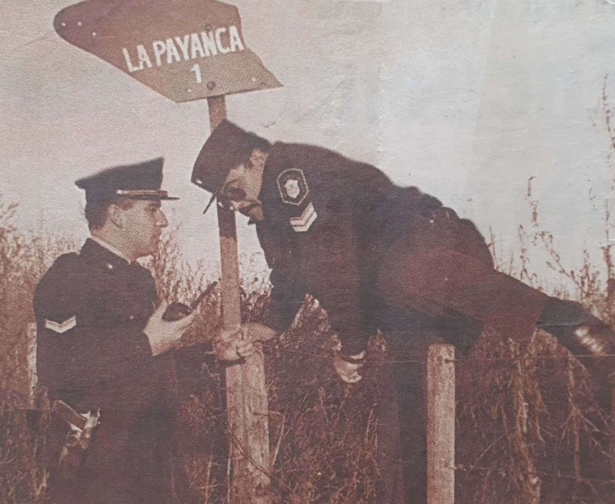 IMPUNE. Un policía intenta cruzar un alambrado para ingresar al lugar donde se registró “La masacre de la estancia La Payanca”.