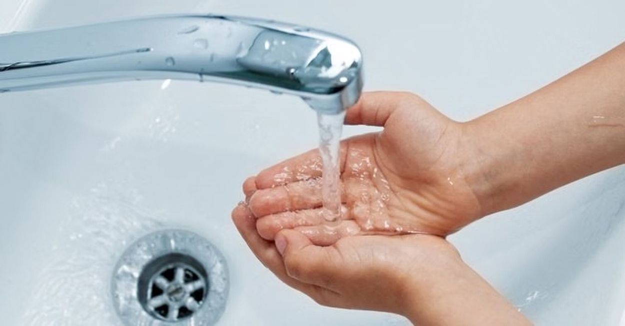 NO ES AGUA POTABLE. El agua gris no es para consumo humano, pero igualmente sirve.