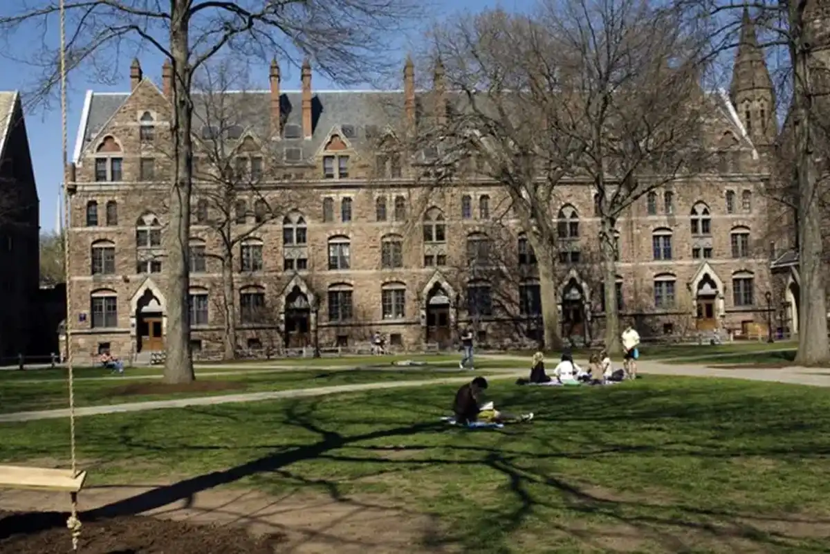 Yale tiene un curso sobre psicología y felicidad: es el más popular de la historia de la universidad