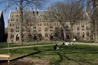 Yale tiene un curso sobre psicología y felicidad: es el más popular de la historia de la universidad