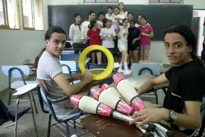 Recuerdos fotográficos: dos gemelos malabaristas se graduaron en Tucumán en 2001 y después llegaron al Cirque du Soleil