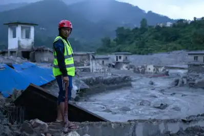 Los rescates en Nepal y en China avanzan con dificultad