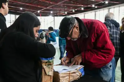 El Gobierno inició la entrega de boletos gratuitos para jubilados: el cronograma según el DNI