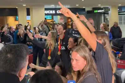 Con la Copa del Mundo en alto, Las Leonas volvieron a la Argentina tras una consagración histórica