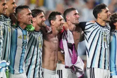 La emocionante despedida de los jugadores de la selección argentina a Messi tras su retiro: Gracias por hacernos tan felices