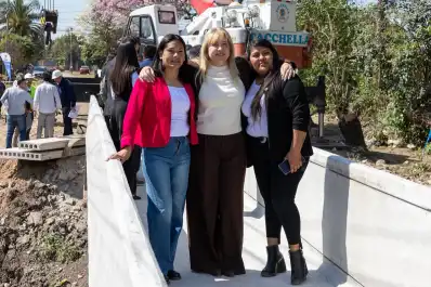 Inauguran dos puentes peatonales que mejorarán la conectividad en cuatro barrios de la Capital