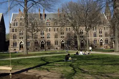 Yale tiene un curso sobre psicología y felicidad: es el más popular de la historia de la universidad