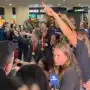 Con la Copa del Mundo en alto, Las Leonas volvieron a la Argentina tras una consagración histórica