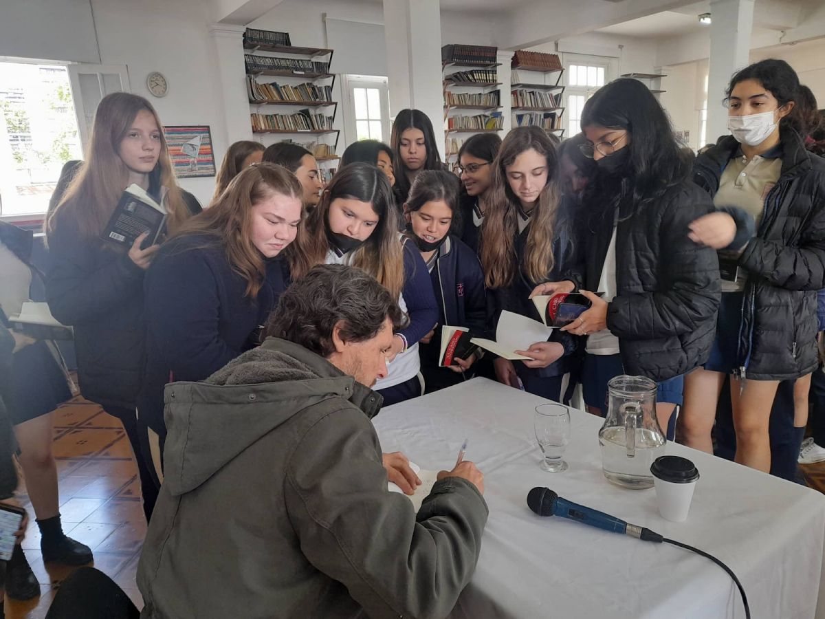 EN LAS AULAS. Juan Ángel Cabaleiro firma ejemplares durante una visita al Colegio Santa Catalina, una de las instituciones donde sus libros llegaron a estudiantes tucumanos.