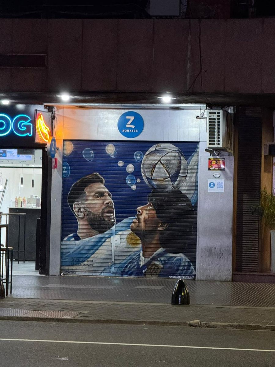 HOMENAJE. Un mural de Lionel Messi y Diego Maradona en Buenos Aires representa a los dos grandes ídolos de la Selección argentina, unidos en una misma imagen.