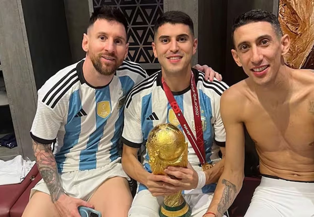 Palacios junto a Messi y Di María tras la consagración en Qatar 2022.
