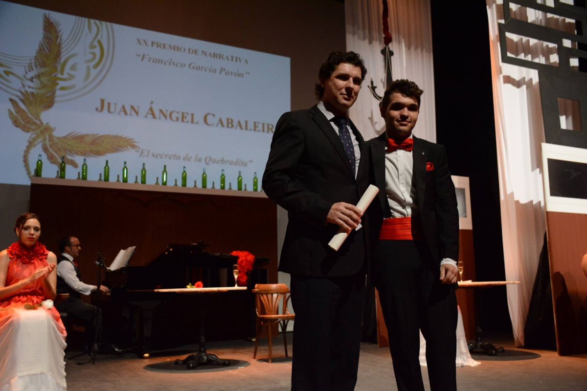 RECONOCIMIENTO. Juan Ángel Cabaleiro, en España, durante la entrega del Premio Francisco García Pavón de Narrativa Policíaca en 2017.