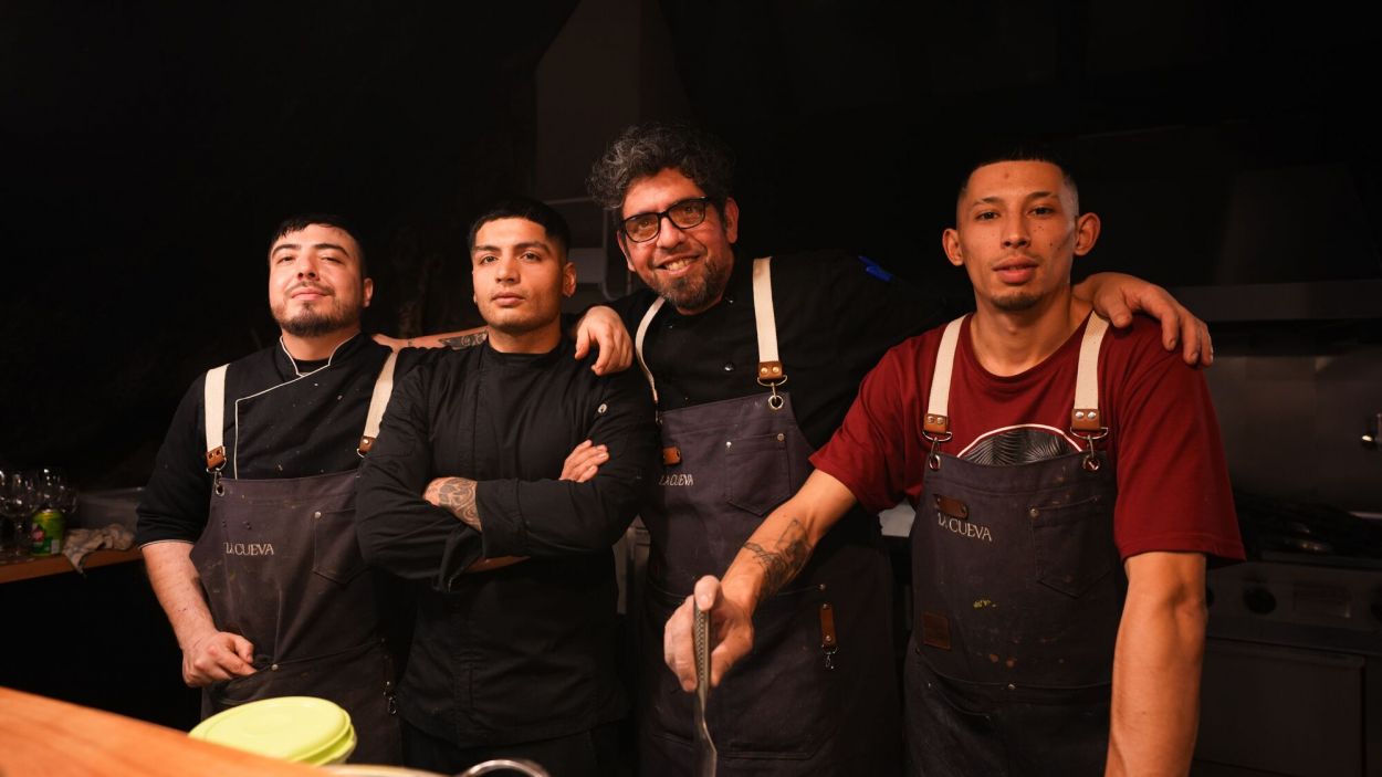 EQUIPO. El tucumano junto con sus compañeros de cocina en La Cueva.