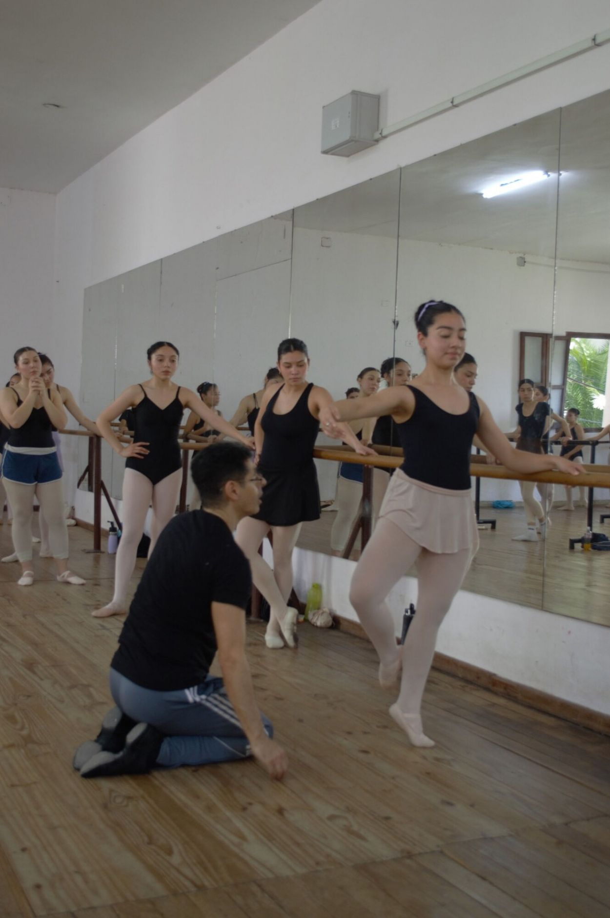 EN CLASE. El maestro exige tener un especial cuidado de las bailarinas.