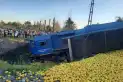 Impactante choque en Simoca: un tren de cargas embistió a un camión con limones y descarriló