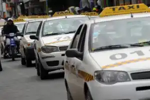 Taxistas de San Miguel de Tucumán reclaman controles por Uber