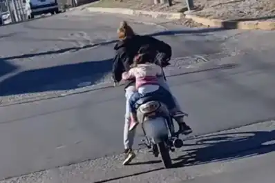 Grabaron a una mujer que manejaba una moto con una cerveza en la mano y su hija sin casco