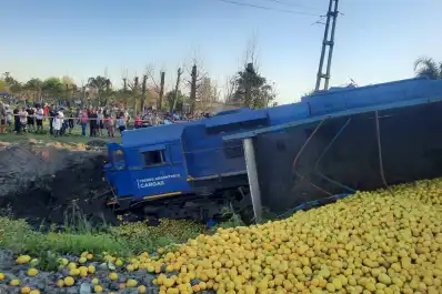Impactante choque en Simoca: un tren de cargas embistió a un camión con limones y descarriló
