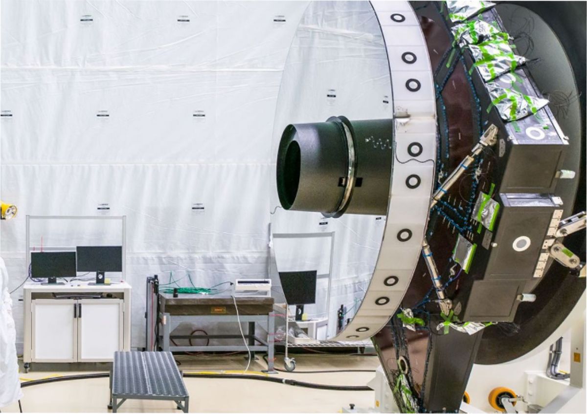 La gestación del telescopio Roman al interior de los laboratorios de la NASA. Más de mil técnicos e ingenieros ensamblaron Roman a partir de millones de componentes individuales.
