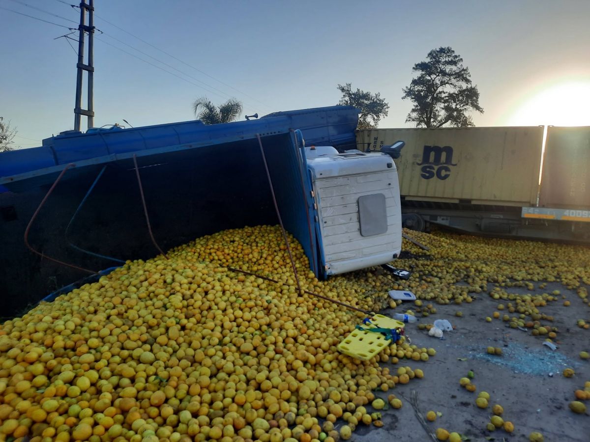 Impactante choque en Simoca: un tren de cargas embistió a un camión con limones y descarriló