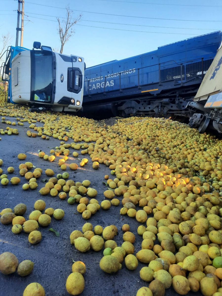 Impactante choque en Simoca: un tren de cargas embistió a un camión con limones y descarriló