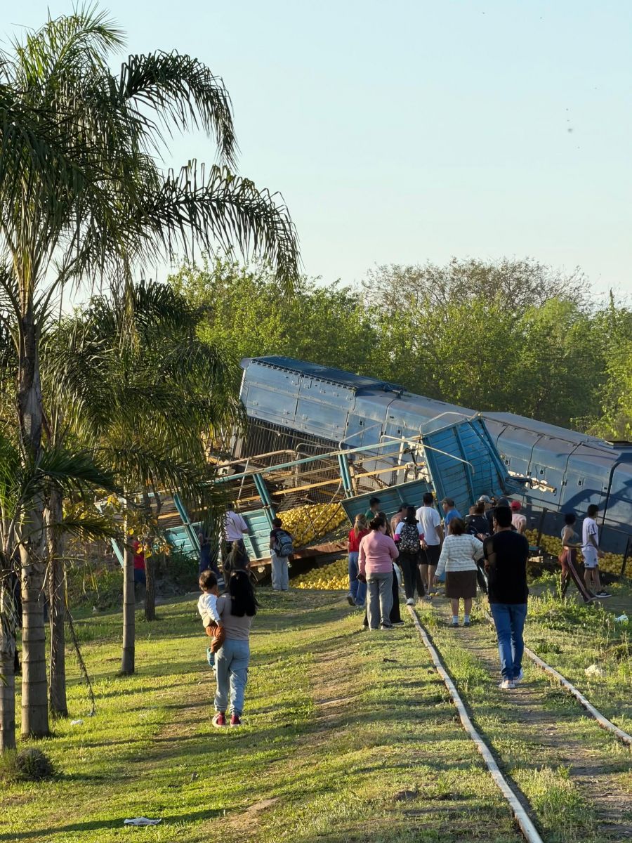 Impactante choque en Simoca: un tren de cargas embistió a un camión con limones y descarriló