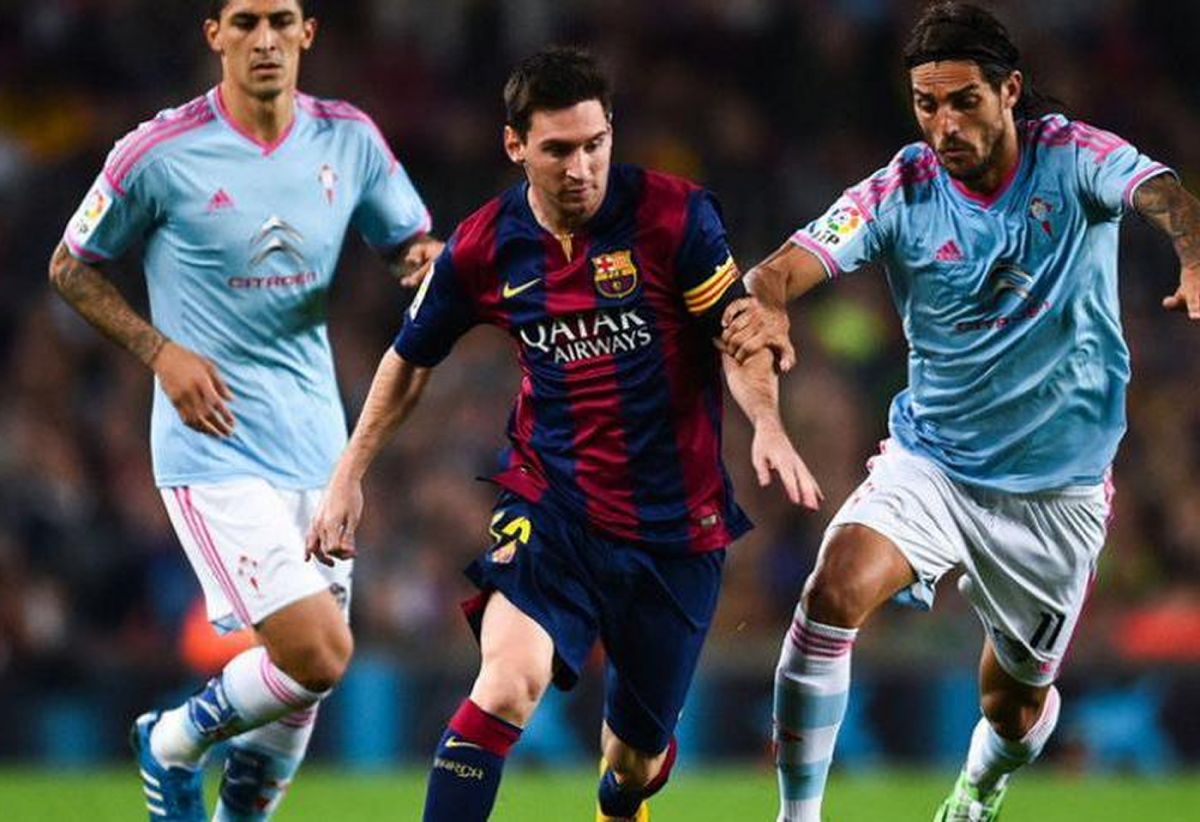 Larrivey y Hernández intentan frenar a Messi.