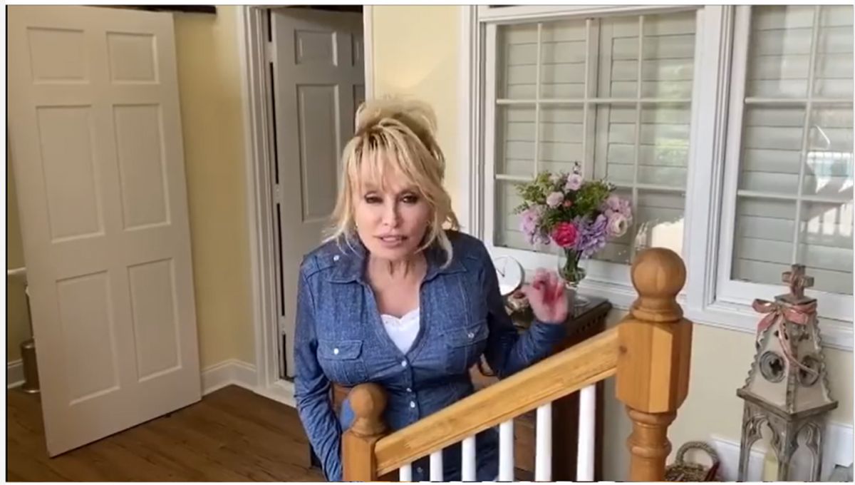 Así es la gran mansión de Dolly Parton: veintitrés habitaciones, sencillez rústica y recuerdos de su carrera