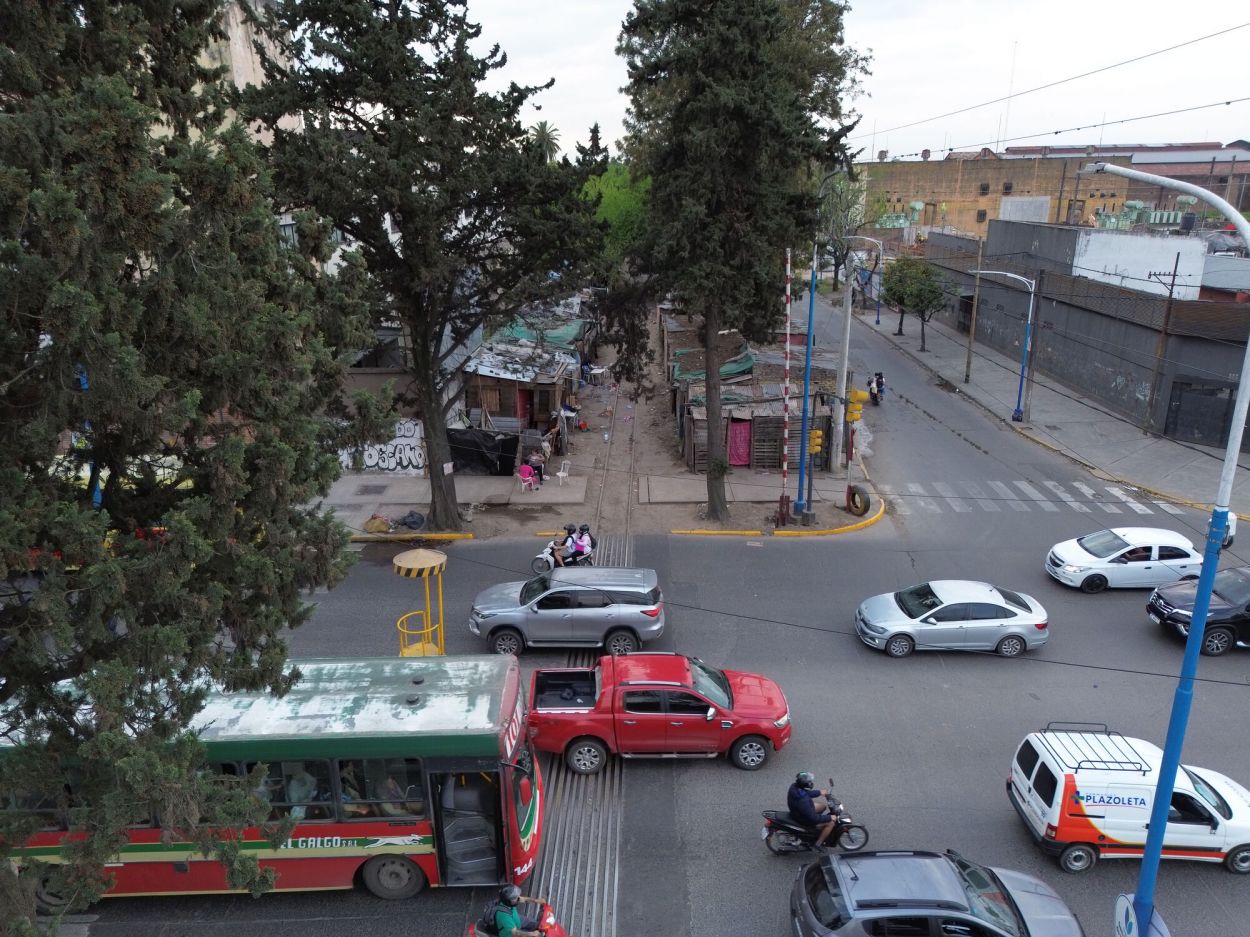 PASO A NIVEL. Punto conflictivo por el tránsito intenso junto a las vías.