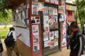 Un muro con fotos mantiene viva la esperanza en Nepal