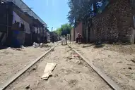 Entre las vías, la falta de agua y la inseguridad: cómo se vive en el asentamiento “más céntrico” de San Miguel de Tucumán