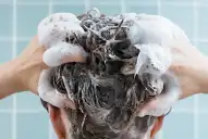 ¿Shampoo o acondicionador primero? El método que cambia la rutina tradicional para lavarse el pelo