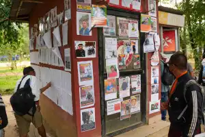Un muro con fotos mantiene viva la esperanza en Nepal