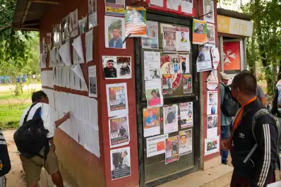 Un muro con fotos mantiene viva la esperanza en Nepal