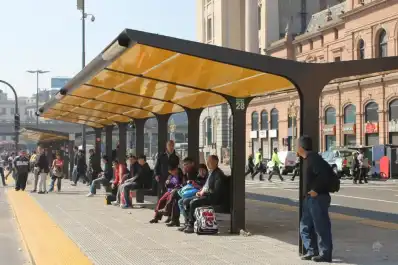 Accidente fatal: una mujer de 71 años murió tras ser atropellada por un colectivo