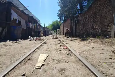 Entre las vías, la falta de agua y la inseguridad: cómo se vive en el asentamiento “más céntrico” de San Miguel de Tucumán