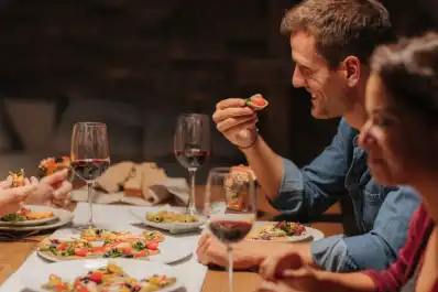 A qué hora hay que cenar para dormir mejor y cuidar el metabolismo, según expertos