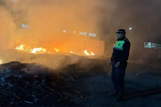 550x367_alarma-madrugada-se-incendio-deposito-cables-barrio-pinos-1152249-075127.webp